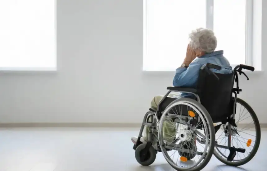 Nueva ley castiga con cárcel el abandono de adultos mayores en Costa Rica